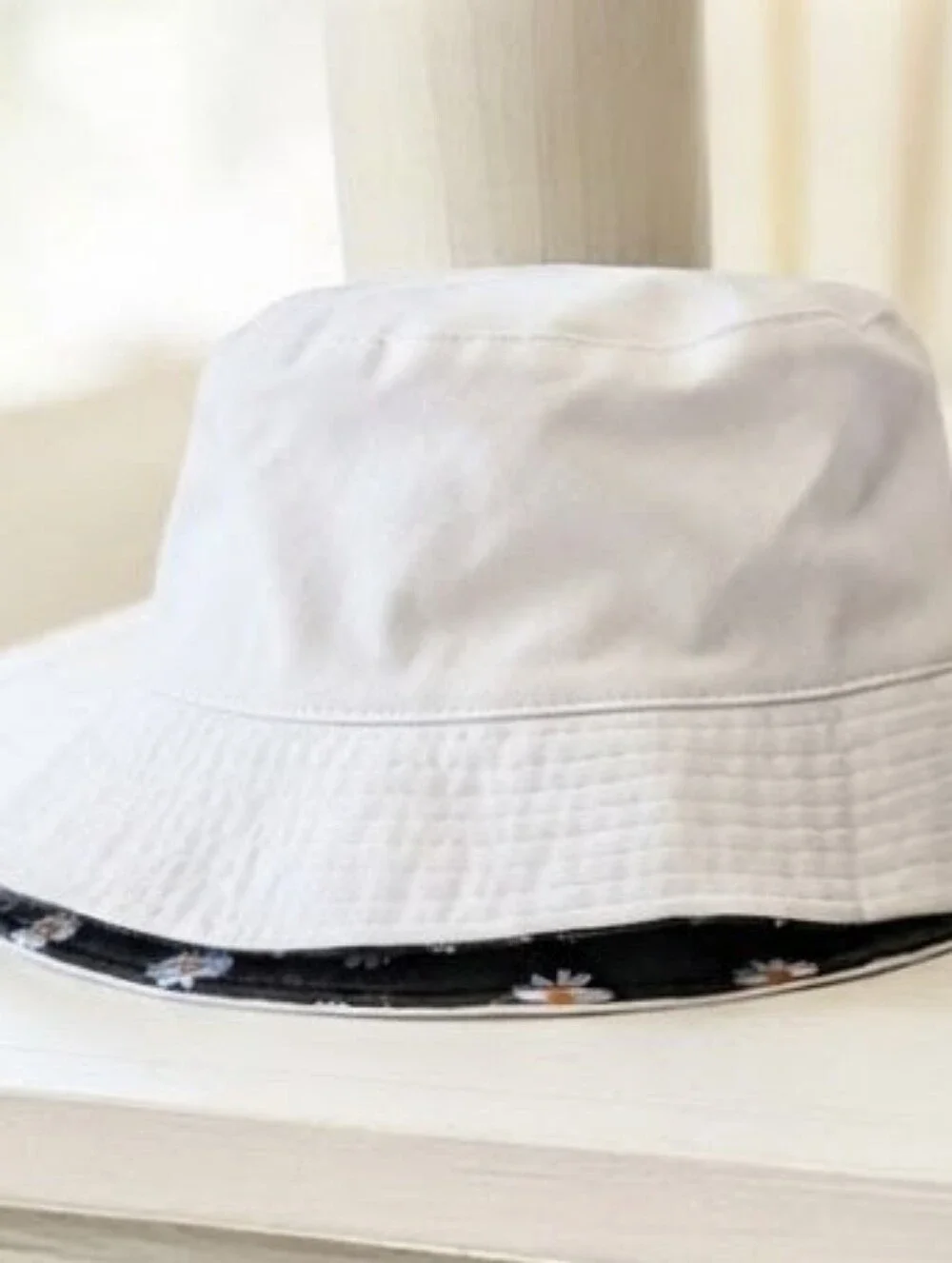 Alice+Olivia Reversible Daisy Floral White & Black Bucket Hat Kids/Pre-Teen
